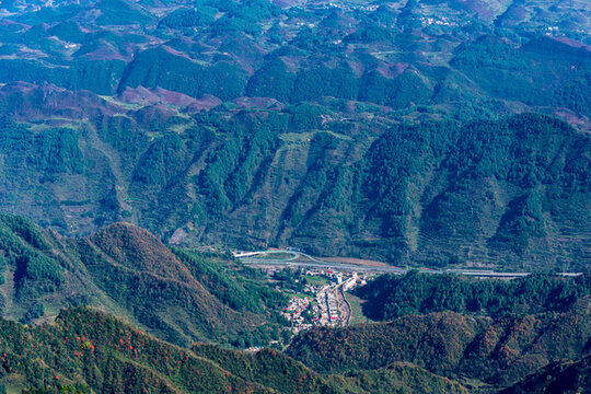 崇山峻嶺