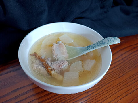 家常菜排骨蘿卜湯