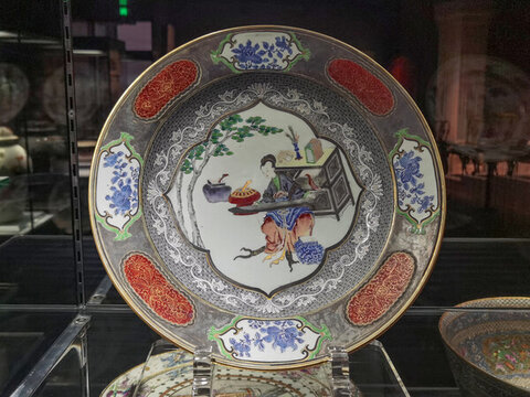 清代墨彩涼亭人物青花瓷盤(pán)