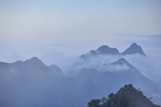 晨霧山景