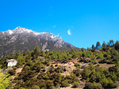 藍(lán)天下的大山