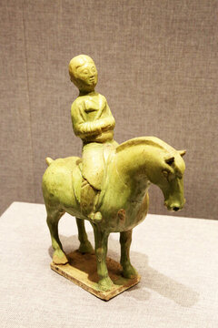 青釉騎馬俑