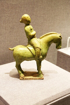 青釉騎馬俑