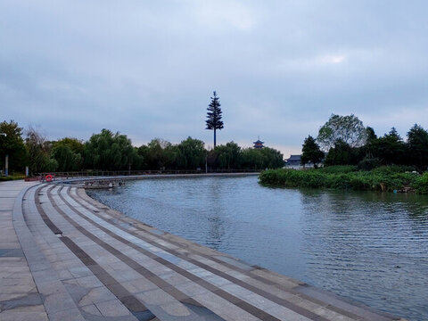 濕地公園湖邊臺階