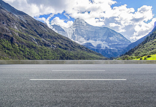 戶外干凈的瀝青道路