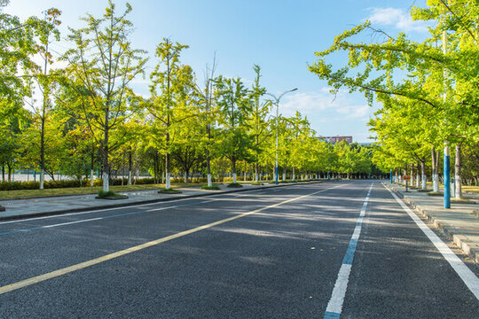 城市郊區(qū)干凈的瀝青道路