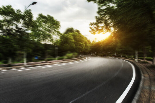 城市郊區(qū)的瀝青道路