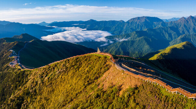 航拍達(dá)瓦更扎山脈山川日出云海