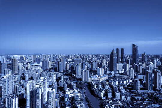 航拍藍(lán)色凋的城市建筑天際線(xiàn)