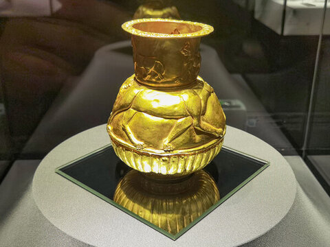 中世紀(jì)獸紋金瓶