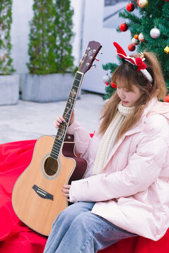 彈奏吉他的美少女