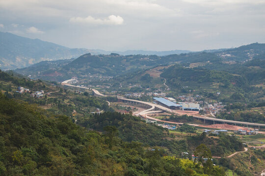 山間的高速公路