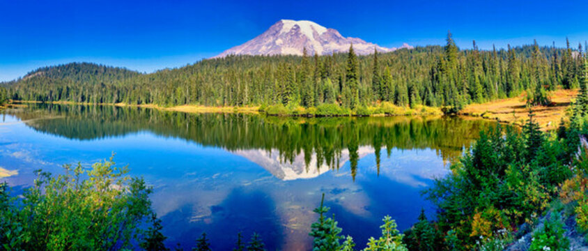 高山湖泊與山景