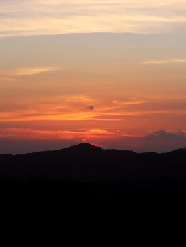 山巒夕陽余暉