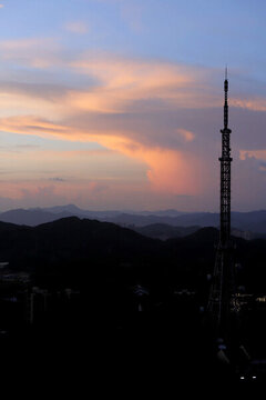山巒落日天空