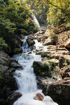 山間瀑布流
