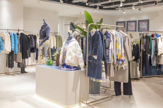 時(shí)尚女裝冬裝專賣店陳列設(shè)計(jì)
