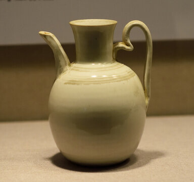 白釉執(zhí)壺