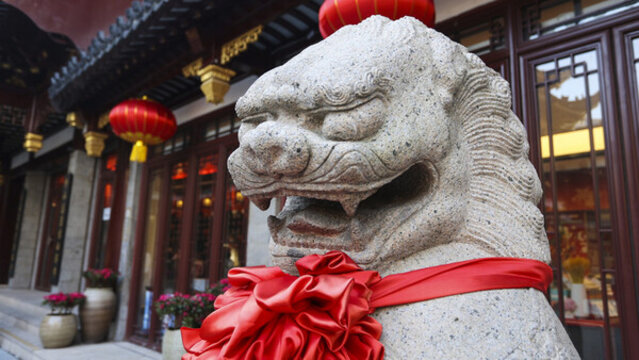 中國傳統(tǒng)建筑前的石獅子特寫