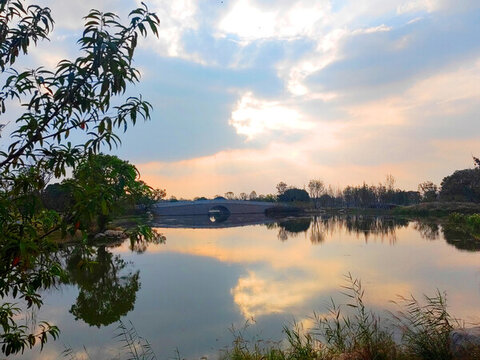 湖邊石拱橋風(fēng)景