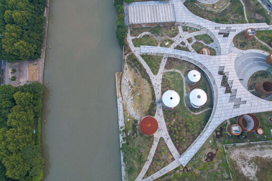 杭州運(yùn)河公園老油庫(kù)與船