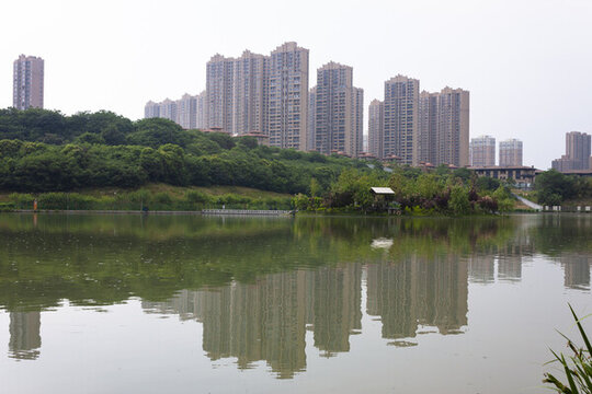 高樓與湖泊
