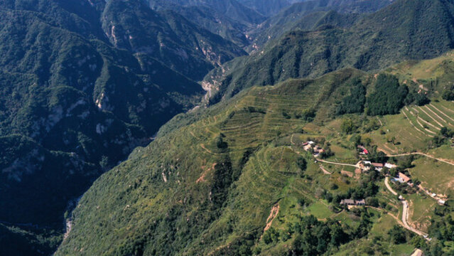 航拍秦嶺風(fēng)光藍(lán)田流峪寺村