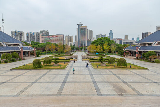 湖北省博物館展館大樓外廣場(chǎng)