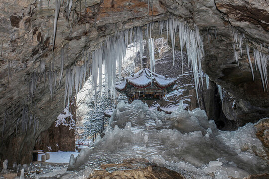 山西盂縣藏山滴水洞冬景
