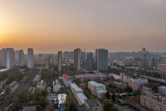 天空彩霞背景下的城市風光