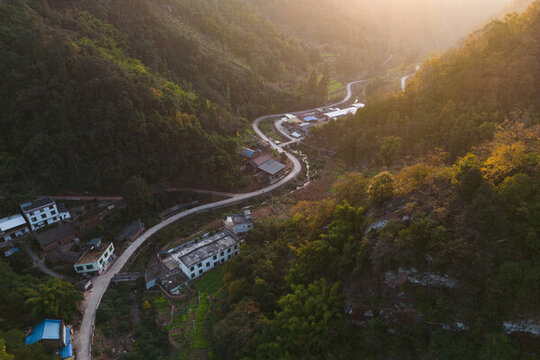 航拍山區(qū)鄉(xiāng)村夕陽(yáng)下的道路