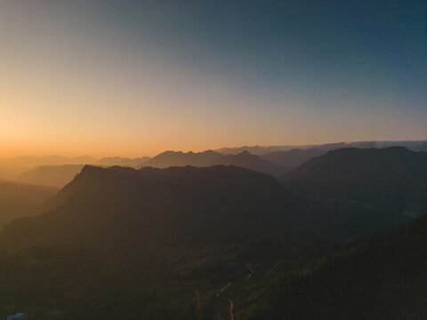夕陽西下山巒倒影風景