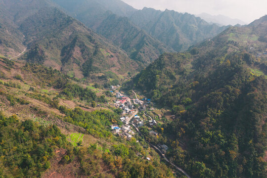 中都鎮(zhèn)航拍郊外的山脈村莊風(fēng)光