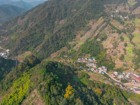 中都鎮(zhèn)航拍郊外的山脈村莊風光