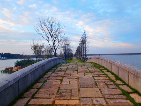 石拱橋彩霞湖景