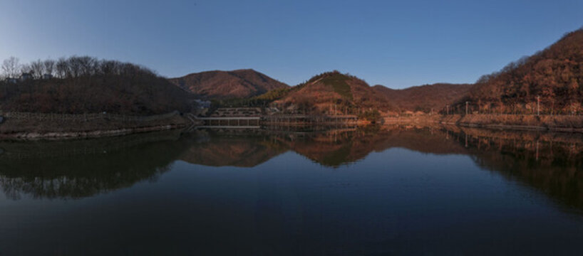 寬幅秋天的湖光山色圖片