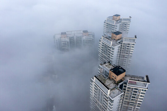鸟瞰雾中的城市高层建筑