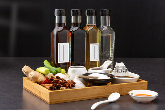 木托盤里的油鹽醬醋家常調(diào)料