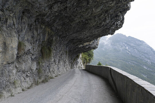 掛壁公路