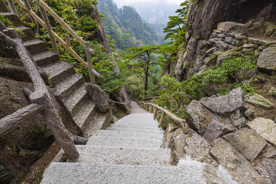 黃山自然風(fēng)景區(qū)的山間通道