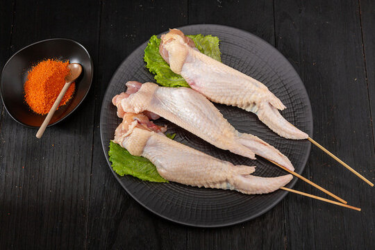 生的雞全翅食材