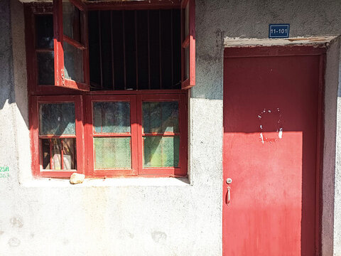 陽(yáng)光反射下的小屋