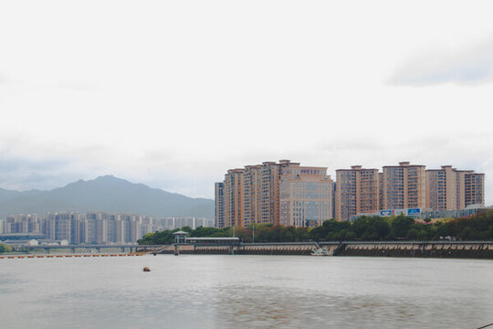 陰天江岸建筑風景