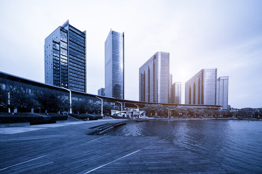 藍(lán)色凋的現(xiàn)代建筑街景