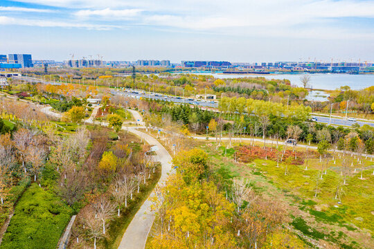 航拍鄭州市森林公園秋景