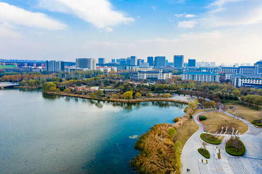 航拍鄭州龍子湖公園藍(lán)天白云