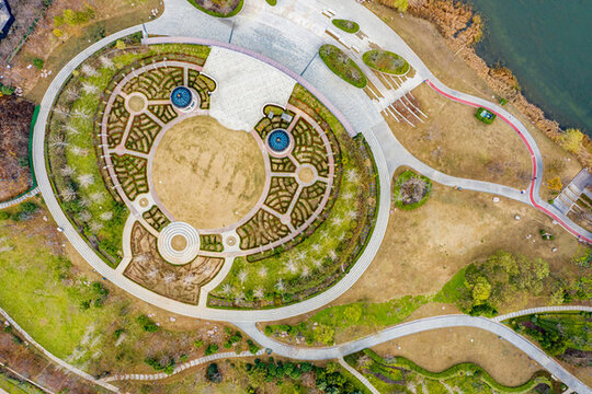 航拍鄭州龍子湖公園環(huán)形廣場(chǎng)