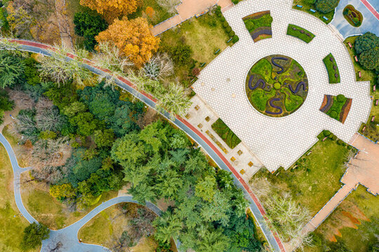 航拍鄭州碧沙崗公園廣場步道