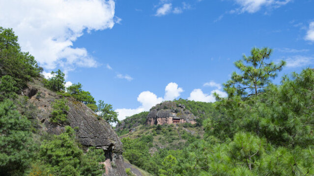 劍川縣沙登箐石窟風景區(qū)白云