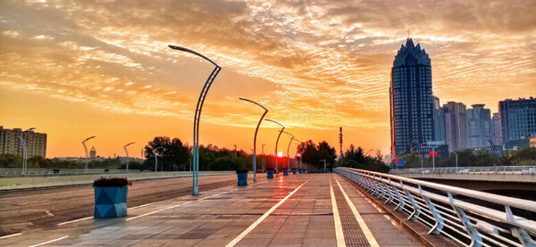夕陽(yáng)下的城市